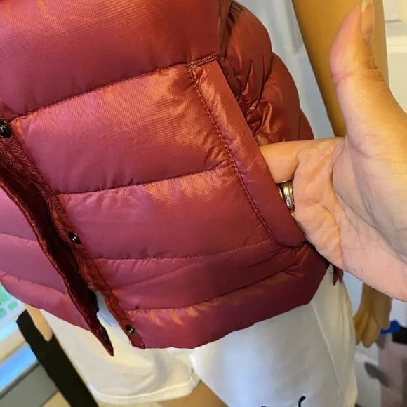 Gap Nylon Down Feathers Quilted Puffer Vest Burgundy Snap Zip Pocket Lady Sz XS - Picture 3 of 6